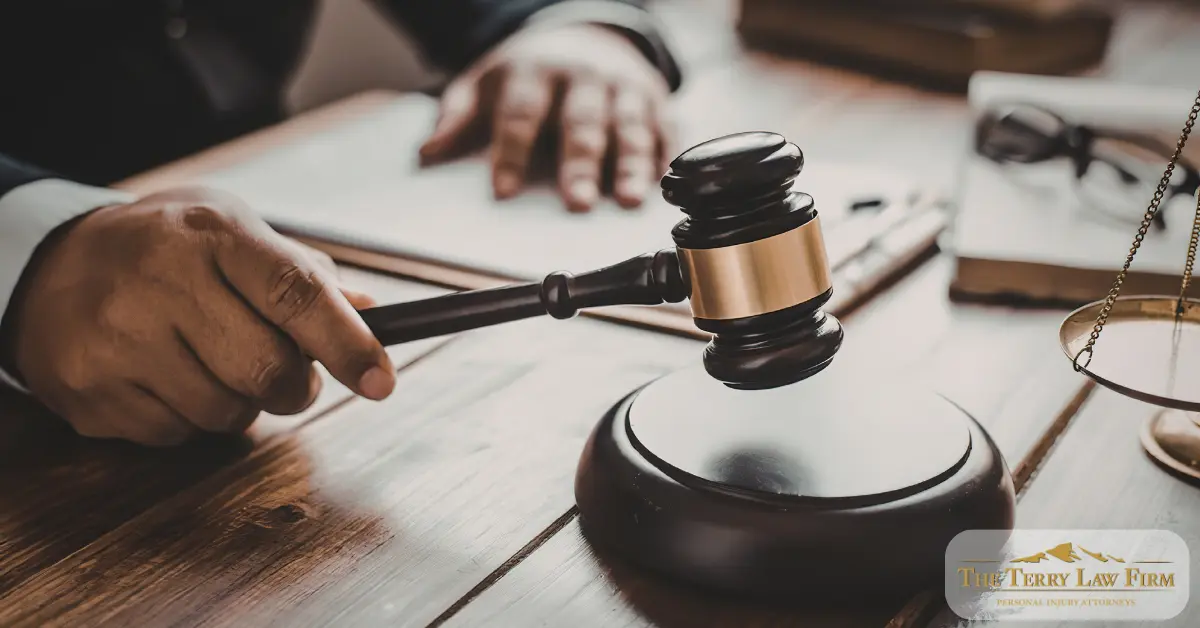 A judge's gavel in a courtroom during a Tennessee personal injury case involving punitive damages.